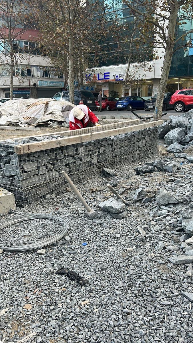 Ekibimiz gabyon duvarın üst hizasını ayarlarken