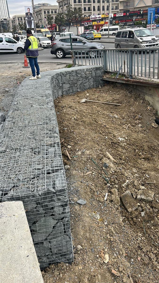 Kavisli gabyon istinat duvarı ve arka dolgu alanı