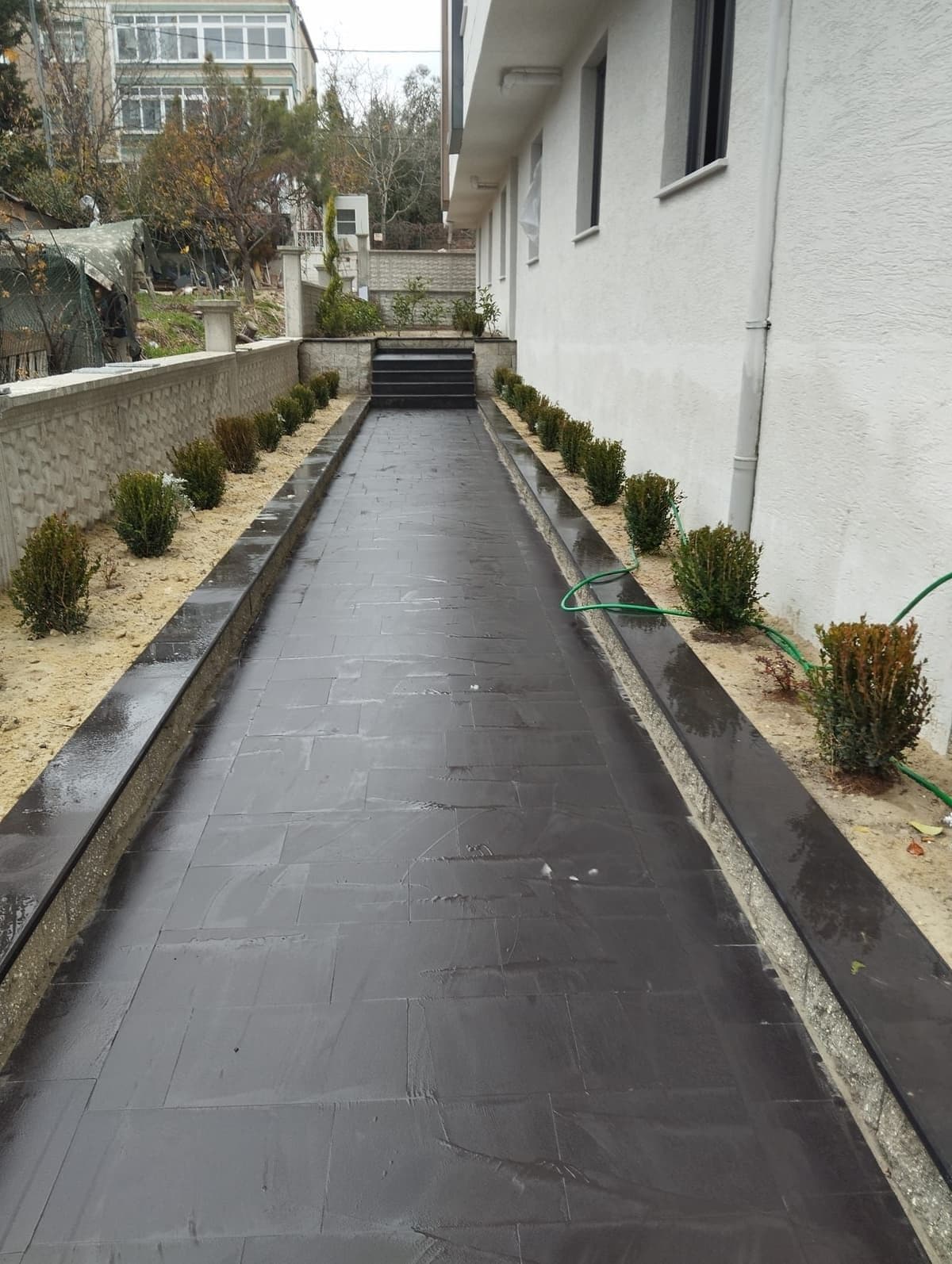 Bahçe yürüyüş yolu peyzaj düzenleme