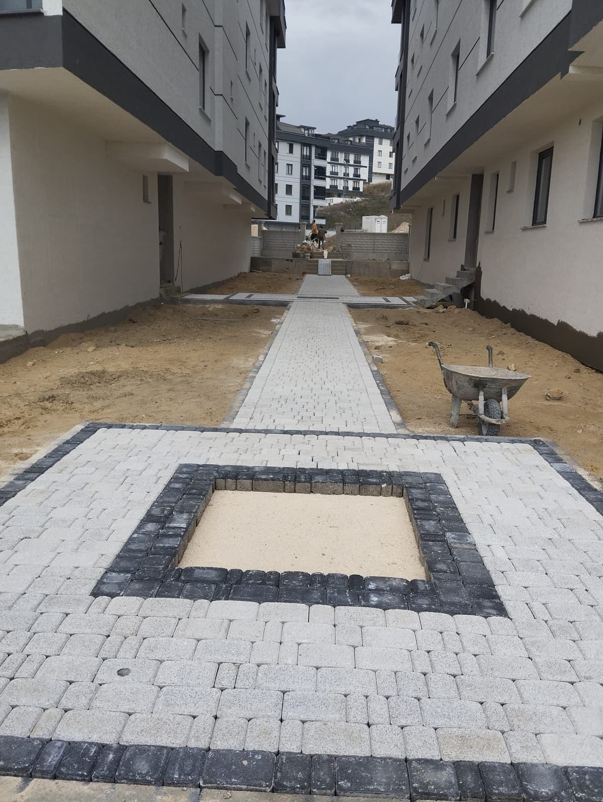 Site yolu kilitli parke desenli