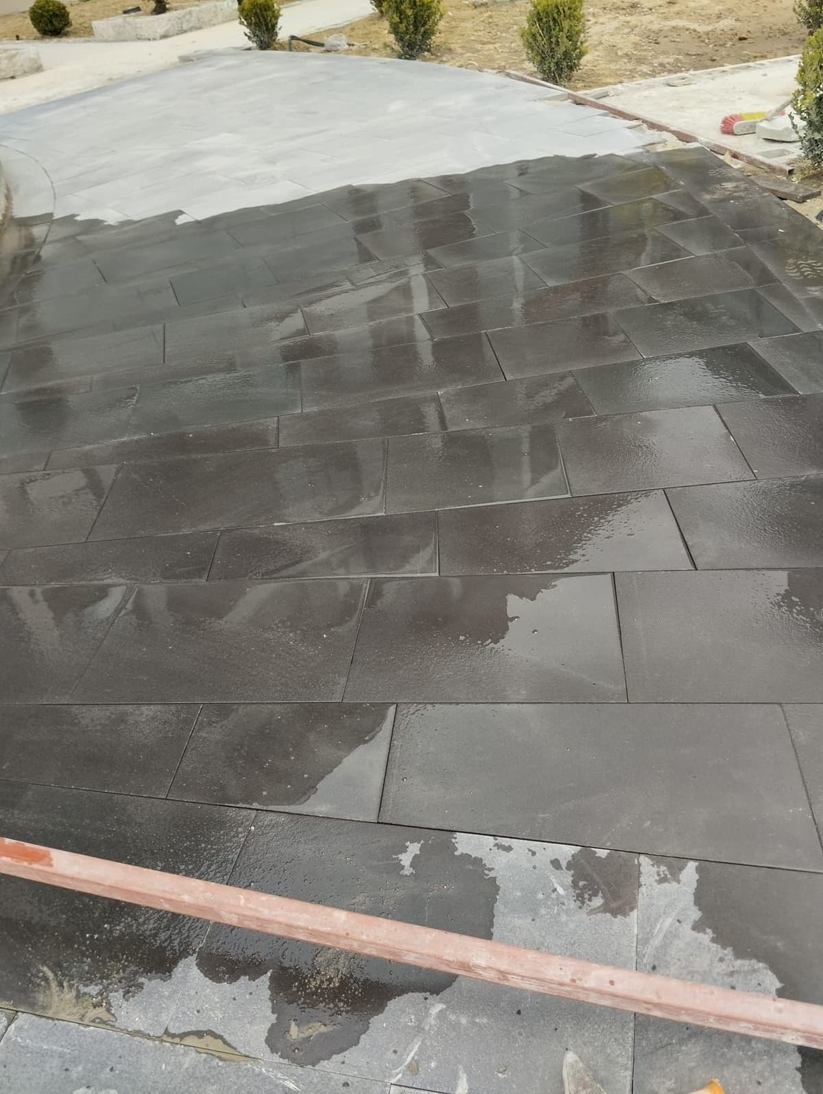 Bahçe sert zemininde granit plaka döşeme