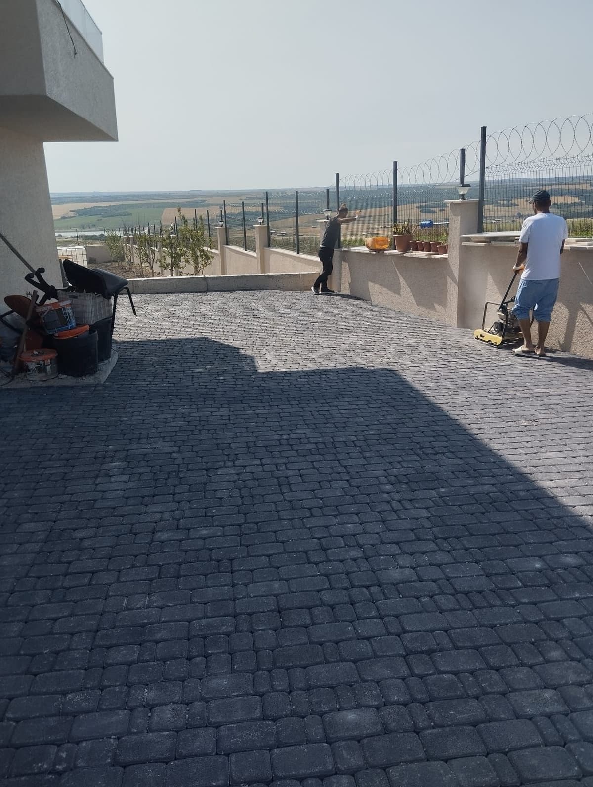 Villa bahçe küp taş döşeme ve sıkıştırma