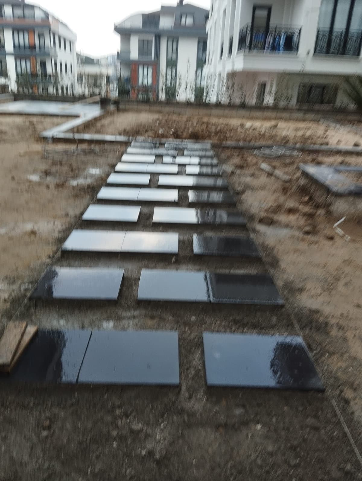 Villa bahçesinde plaka taş yürüyüş yolu uygulaması