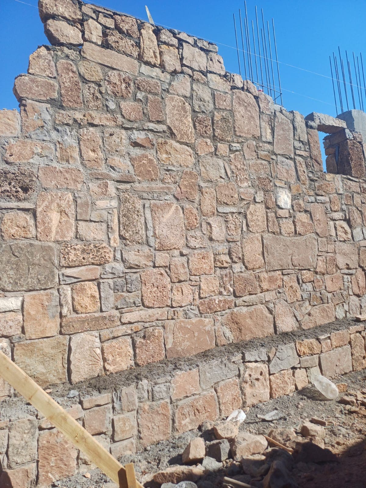 Taş bahçe duvarı